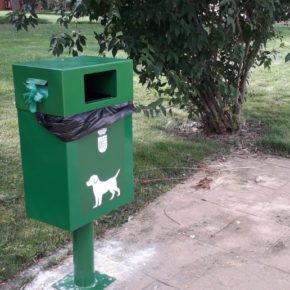 El área de Medio Ambiente instala medio centenar de sanecanes en las zonas verdes de la localidad